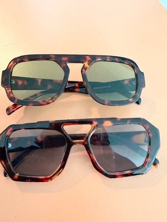 Accessories - Two oversized aviator tortoise shell glasses